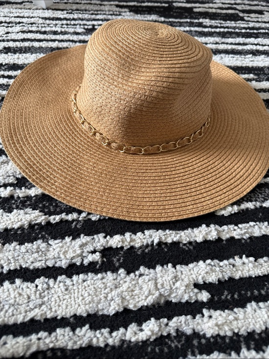 None Accessories - Wide-Brim Straw Sun Hat with Gold Chain - Tan